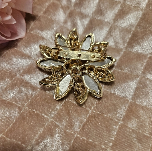 Flower Brooch Encrusted with Aurora Borealis and Brown Crystals - Picture 4 of 6